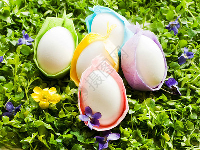 复活节鸡蛋以彩色折纸形式出现桌子装饰品背景图片