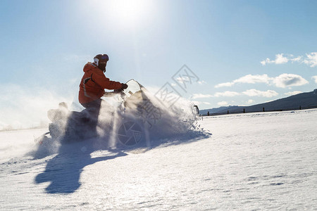 在乌拉尔山的冬季骑着雪地高清图片