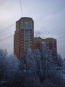 俄罗斯小镇冬季新建高层建筑图片