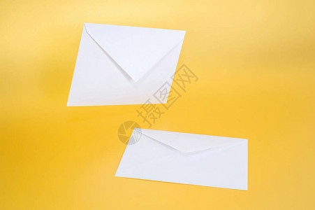 两封白纸信封放在一个图片