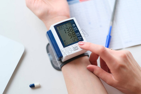 高血压病人测量血压图片