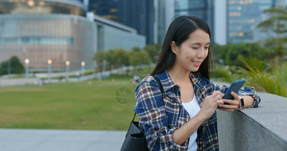 女在户外检图片