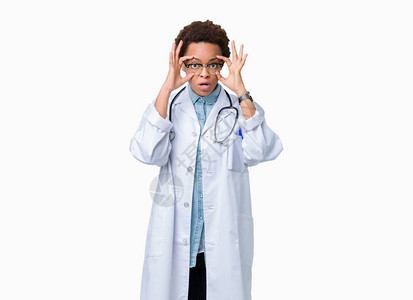 医用耗材年轻的非洲裔美国女医生在与世隔绝的背景下穿着医用外套背景