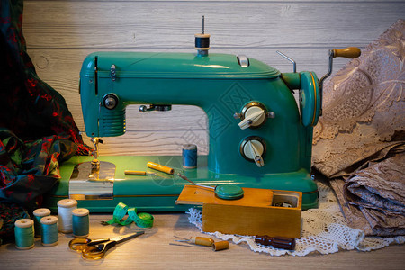 与古老的电动缝纫机和各种缝纫配图片