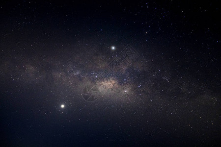 银河系和恒星在黑暗的夜晚带图片