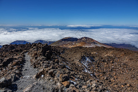 熔岩田环绕着皮科维约火山坑和徒步路图片