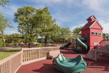 美国得克萨斯州达拉斯附近的木林操场由城堡启发的软图片