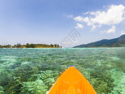 在水晶般清澈的热带水域划皮艇划皮艇前往KoTarutao公图片