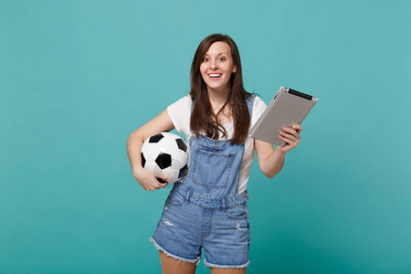 微笑的年轻女子足球迷拿着足球图片