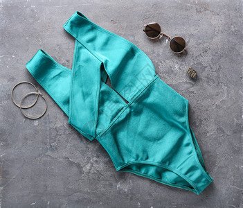 时髦的女游泳服和外衣饰物图片