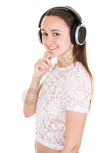 带着耳机和手机智能电话倾听音乐的年轻微笑妇女肖图片