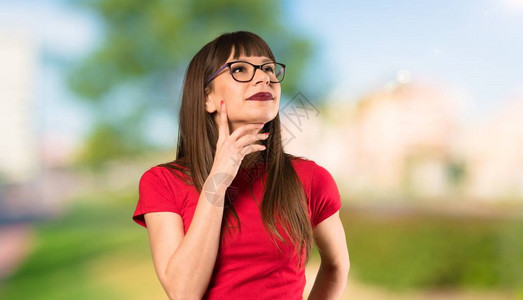 戴眼镜的女人在看户外的时候图片