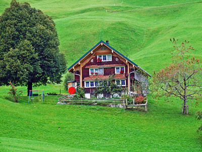 Obertoggenburg地区的农村传统建筑和畜牧农场图片
