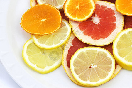 在白色的柑橘类水果片图片
