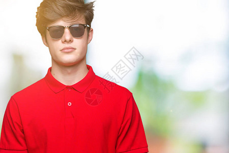英俊的年轻人戴着太阳镜图片素材