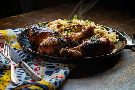 非洲美食烤鸡腿佐罗洛夫米饭配米粒和黑眼豌豆图片