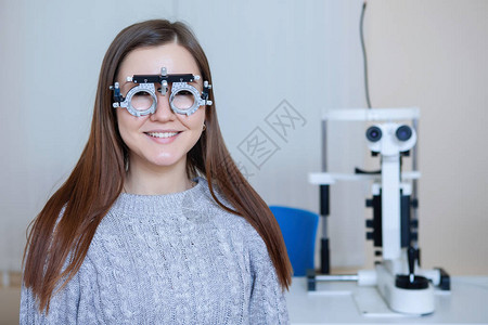 眼部检查由验尸师测试眼镜框为背景图片