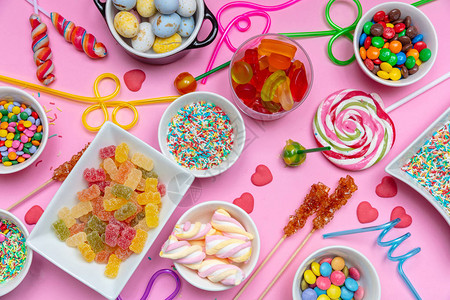 粉色背景顶端视图的糖果组合孩子们生背景图片