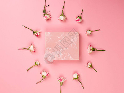 粉红礼物或现品盒和玫瑰花放图片