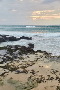 热带海滩日落巴厘岛的梦乡海滩图片