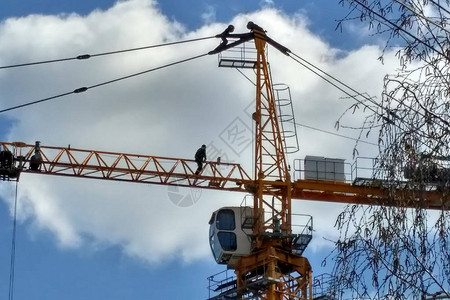 建筑起重机和建筑对着蓝天图片