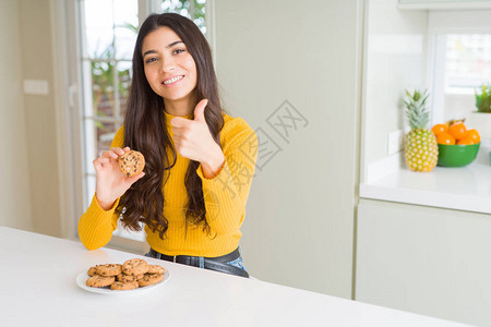 在家里吃巧克力薯饼的年轻女人图片