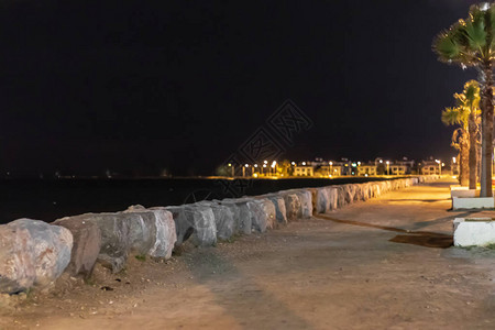 从海岸线和海边拍摄夜拍照片在伊兹密尔图片