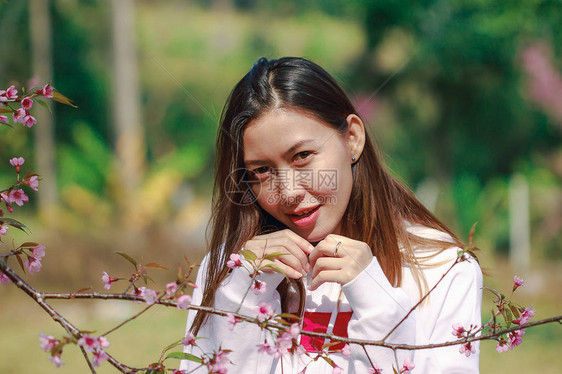 女人抬手抚上自己的脸图片