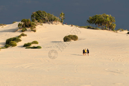 三人在沙漠中行走图片