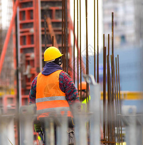 重建地区建筑工人监督负责对建筑施工背景图片