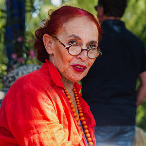 超凡现代高龄女人的肖像红发和衣裙图片