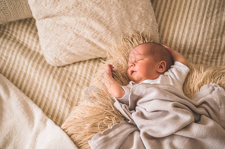 可爱的新生婴儿男婴睡着了图片