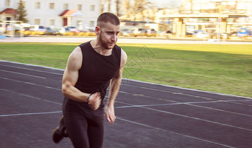 纳因戈兰怒喷马丁内斯：他根本不懂足球，是个糟糕的主教练