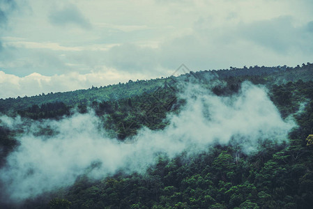 景观自然景观天空山雨季的雾泰国图片
