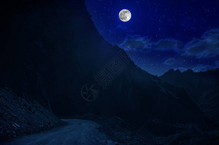 满月之夜穿过森林的山地路在夜晚与大月亮相伴的图片