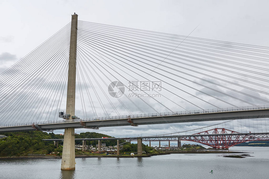 位于福斯湾的新昆斯费里十字桥与旧福斯路桥和苏格兰爱丁堡标志图片