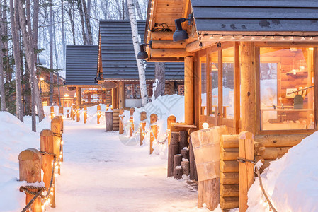 日本富良野的冬季小屋图片