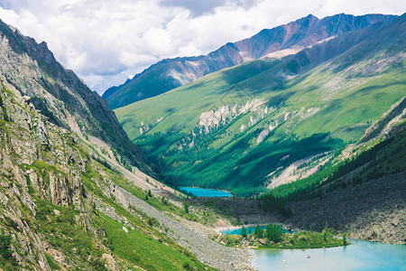 高地山谷中美妙的三个高山湖泊清洁蔚蓝的水面巨大的岩石和山脉图片