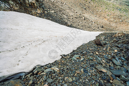 落基山上的雪在山腰的大气多雪的地形不寻常的背景爬上高山高地雄伟自然的图片