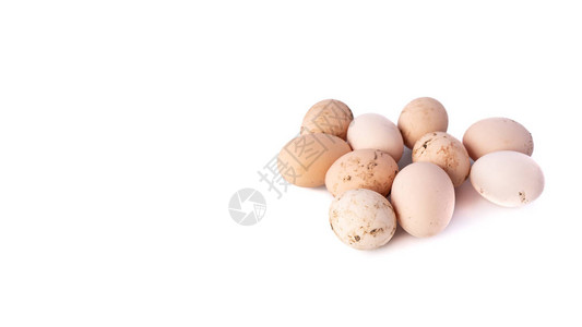 白色背景带影子家庭健康食品的脏鸡蛋群图片