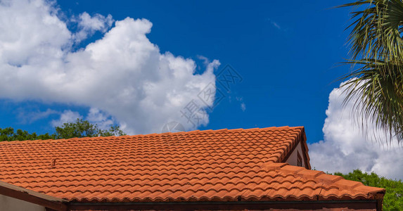 屋面防水传统的红瓷砖屋顶在背景