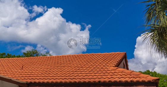 传统的红瓷砖屋顶在图片