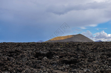 在兰萨罗特的蒂曼法亚公园火山上图片