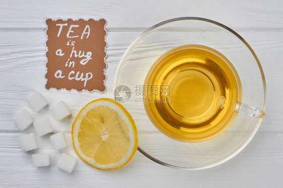 一杯热茶一杯茶柠檬精制糖和木图片