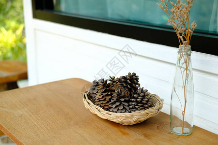 屋内木桌上的松果干花装饰图片