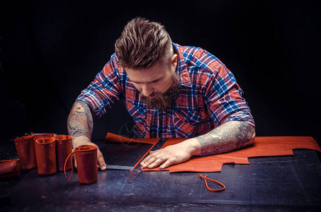 皮革工人在车间里创造一种新的皮革产品皮革工匠在制革车间为一种新产品图片