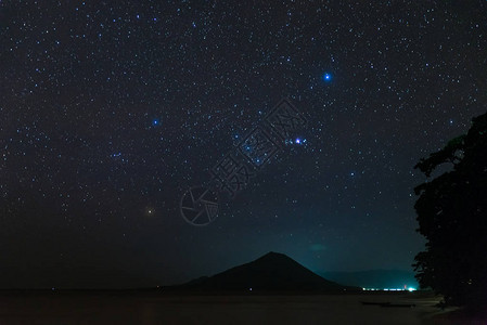 东阿皮火山岛上空的Orion星座图片