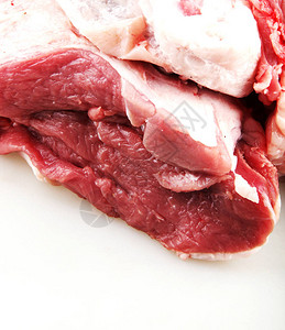 鲜切羊肉白色背景下的新鲜肉背景
