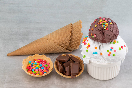 盛满香草和巧克力冰淇淋的勺子洒着巧克力片图片