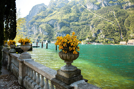 欧洲意大利加尔达湖的夏季景色美丽图片